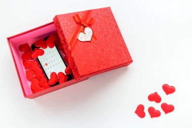 Hediye kutusunda takvim Sevgililer günü tarihte ile Smartphone