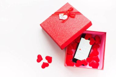 Hediye kutusunda takvim Sevgililer günü tarihte ile Smartphone