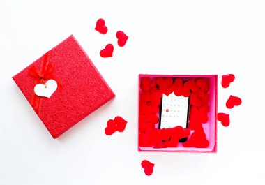 Hediye kutusunda takvim Sevgililer günü tarihte ile Smartphone