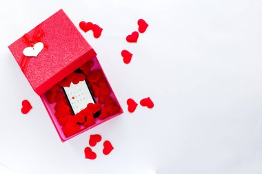 Hediye kutusunda takvim Sevgililer günü tarihte ile Smartphone