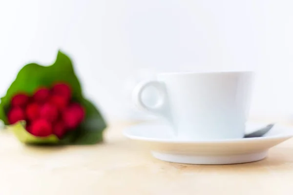Φλιτζάνι με τον καφέ, λουλούδι στο ξύλινο τραπέζι πρωί ώρα — Φωτογραφία Αρχείου