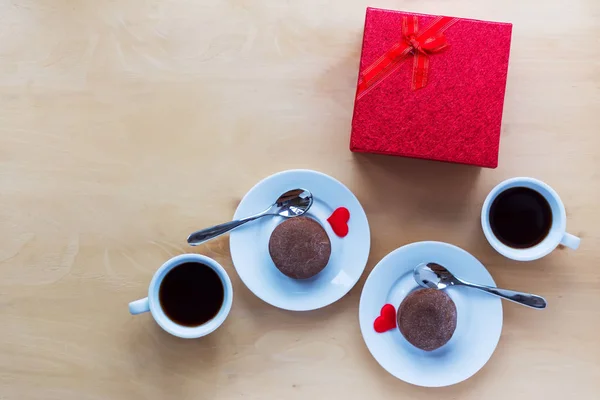 Bardak kahve, hediye kutusu ve coockies ahşap tablo.