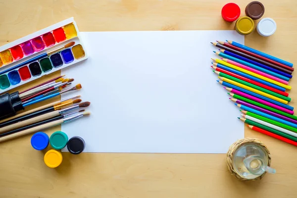 Çizim malzemeleri fırçalar, kalem, aquarelle, guaş, Kağıt ahşap arka plan üzerinde