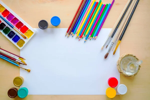 Çizim malzemeleri fırçalar, kalem, aquarelle, guaş, Kağıt ahşap arka plan üzerinde