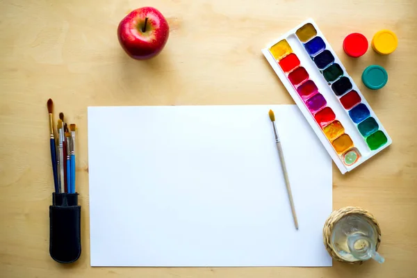 Çizim malzemeleri Sulu Boya fırçaları, aquarelle, guaş, Kağıt ahşap arka plan üzerinde