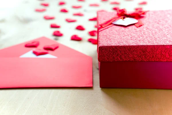 Κόκκινες καρδιές με πλαίσιο φάκελος και δώρο στο ξύλινο πλαίσιο — Φωτογραφία Αρχείου