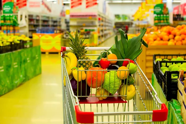 Carrello con frutta e verdura fresca nel centro commerciale — Foto Stock