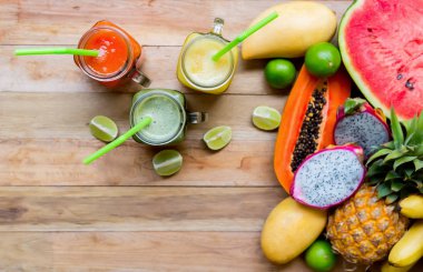 Tropikal meyve ile taze meyve suları güler yüzlü