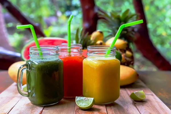 Свежие соки Смузи с тропическими фруктами — стоковое фото