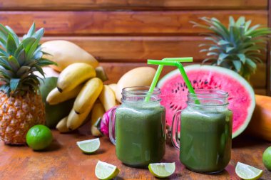 Tropikal meyve ile taze meyve suları güler yüzlü