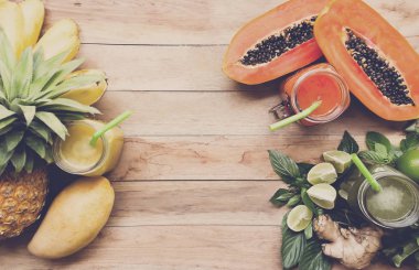 Tropikal meyve ile taze meyve suları güler yüzlü