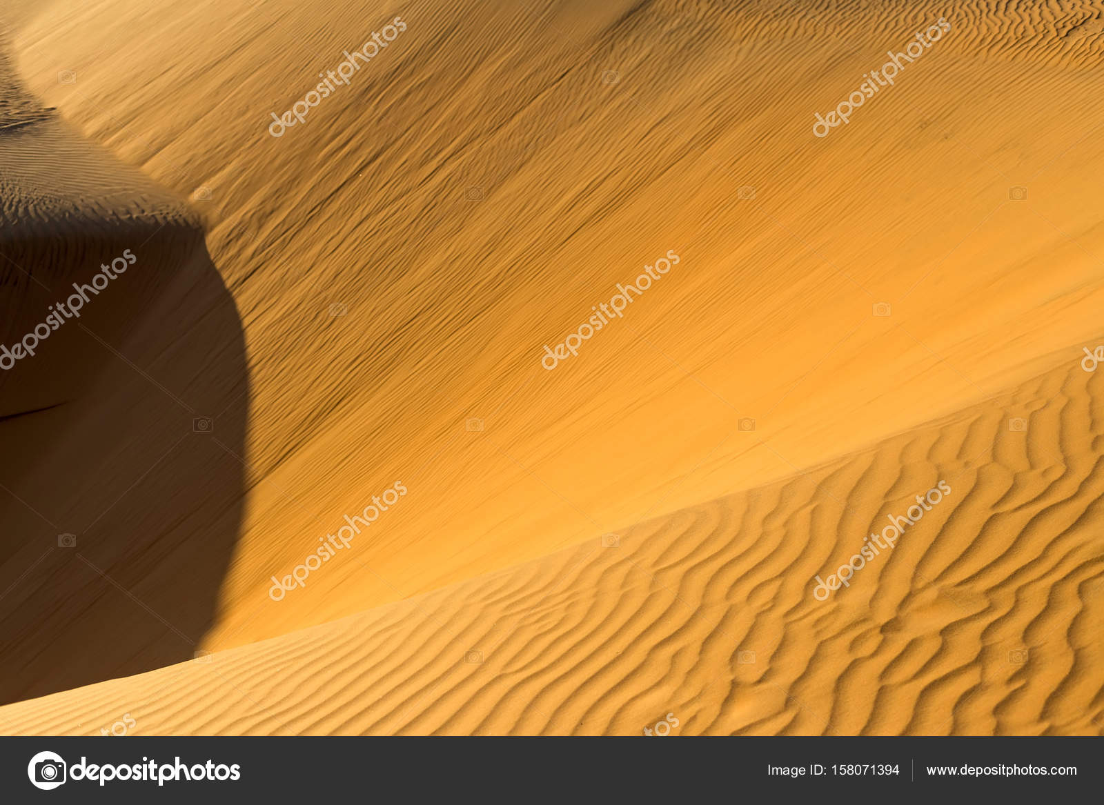 昼間の砂漠で黄色い波線砂丘 ストック写真 C Tatyun 158071394