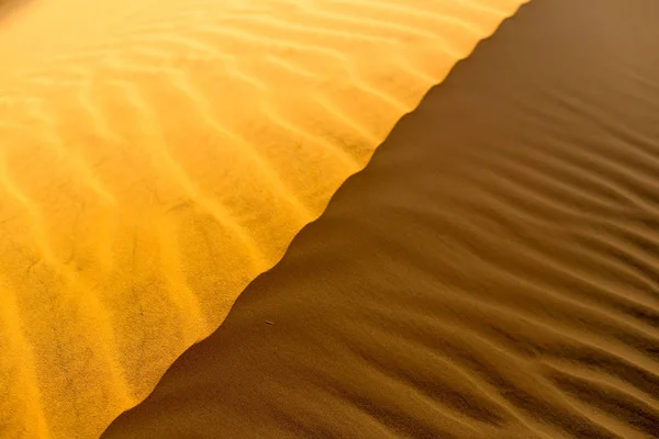 Gelben sandigen welligen Dünen Textur — Stockfoto
