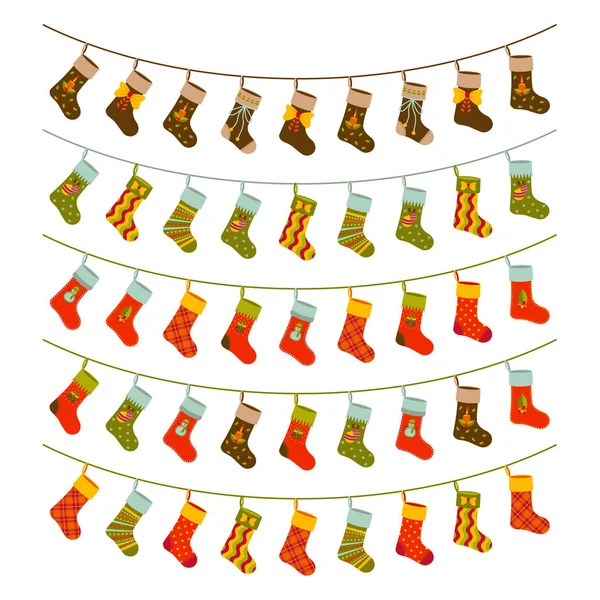 Guirnalda de Navidad con calcetines de regalo y con diferentes elementos navideños. Ilustración vectorial . — Archivo Imágenes Vectoriales