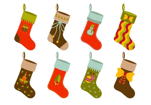 Weihnachtsgeschenksocken mit verschiedenen Feiertagselementen. Vektorillustration. — Stockvektor