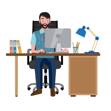 Bir bilgisayar masasında ofis sandalyesinde oturan ve monitöre bakan hayrete düşmüş bir adam.