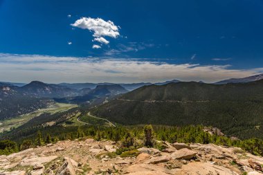Gökkuşağı eğrisi Overlook Rocky Dağı Milli Parkı'nda 