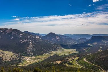 Gökkuşağı eğrisi Overlook Rocky Dağı Milli Parkı'nda 
