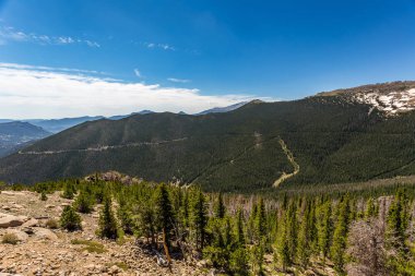 Gökkuşağı eğrisi Overlook Rocky Dağı Milli Parkı'nda 