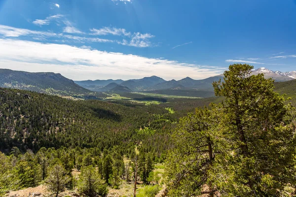 Muitas curvas de parques com vista para o Parque Nacional da Montanha Rochosa — Fotografia de Stock