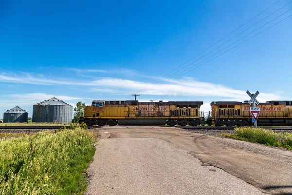 Tren de carga a través de las llanuras —  Fotos de Stock