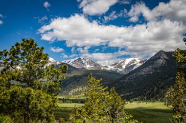 Colorado 'daki Rocky Dağı Ulusal Parkı' nın Trail Ridge Yolu 'ndan panoramik bir görüntüsü..