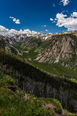 The Beartooth Highway is a section of U.S. Route 212 in Montana and Wyoming between Red Lodge and Yellowstone National Park known for its stunning views. clipart