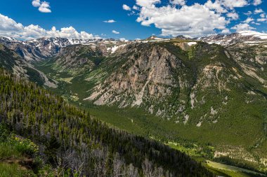 Beartooth Karayolu, Montana ve Wyoming 'deki 212. Yol' un Red Lodge ile Yellowstone Ulusal Parkı arasında bulunan ve çarpıcı manzarasıyla bilinen bir bölümdür..