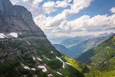 Montana 'nın Rocky Dağları' ndaki Buzul Ulusal Parkı.