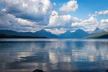 McDonald Gölü Montana 'nın Rocky Dağları' ndaki Buzul Ulusal Parkı 'nda.