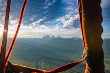 Wyoming 'in Rocky Dağları' ndaki Grand Tetons 'dan Driggs, Idaho' dan sıcak hava balonu manzarası..