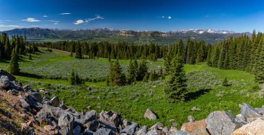 Beartooth Karayolu, Montana ve Wyoming 'deki 212. Yol' un Red Lodge ile Yellowstone Ulusal Parkı arasında bulunan ve çarpıcı manzarasıyla bilinen bir bölümdür..