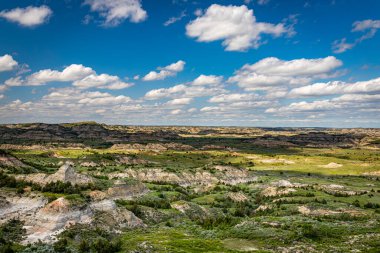 Kuzey Dakota, Medora yakınlarındaki Theodore Roosevelt Ulusal Parkı 'nın Güney Birimi' ndeki Boyalı Kanyon Noktası 'ndan panoramik bir manzara.