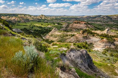 Kuzey Dakota, Medora yakınlarındaki Theodore Roosevelt Ulusal Parkı 'nın Güney Birimi' ndeki Boyalı Kanyon Noktası 'ndan panoramik bir manzara.