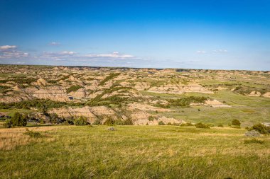 Theodore Roosevelt Ulusal Parkı 'ndaki Manzaralı Döngü Yolu sayısız muhteşem yaz manzarası sunuyor..