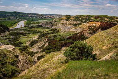 Kuzey Dakota 'daki Theodore Roosevelt Ulusal Parkı' nın kuzey ünitesine panoramik bir bakış açısı.