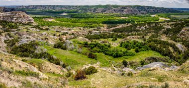 Kuzey Dakota 'nın batısındaki Theodore Roosevelt Ulusal Parkı' nın kuzeyindeki Oxbow Overlook 'un panoramik görüntüsü.