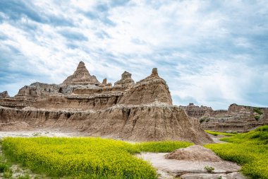 Badlands Ulusal Parkı Güney Dakota 'nın güneybatısında yer almaktadır ve yaklaşık 400 mil karelik keskin aşınmış kalçalar ve zirveler ile ABD' deki en büyük bozulmamış karışık çim çayırlarıdır..