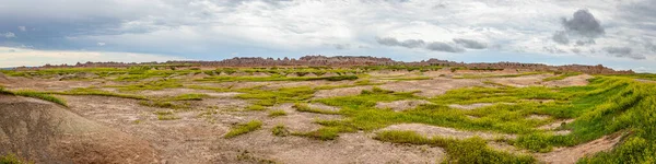 巴德兰国家公园位于南达科他州西南部 拥有近400平方英里的严重侵蚀的纽扣和尖顶 是美国最大的未受干扰的混合草场 — 图库照片