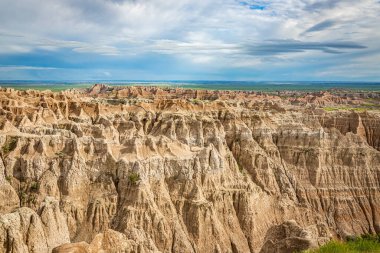 Badlands Ulusal Parkı Güney Dakota 'nın güneybatısında yer almaktadır ve yaklaşık 400 mil karelik keskin aşınmış kalçalar ve zirveler ile ABD' deki en büyük bozulmamış karışık çim çayırlarıdır..