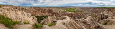 Badlands Ulusal Parkı Güney Dakota 'nın güneybatısında yer almaktadır ve yaklaşık 400 mil karelik keskin aşınmış kalçalar ve zirveler ile ABD' deki en büyük bozulmamış karışık çim çayırlarıdır..