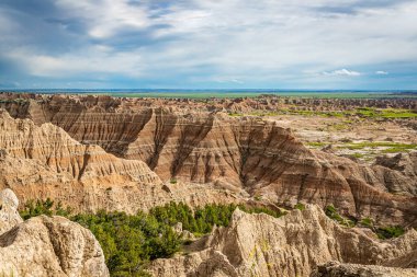 Badlands Ulusal Parkı Güney Dakota 'nın güneybatısında yer almaktadır ve yaklaşık 400 mil karelik keskin aşınmış kalçalar ve zirveler ile ABD' deki en büyük bozulmamış karışık çim çayırlarıdır..