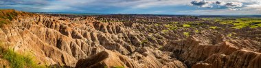 Badlands Ulusal Parkı Güney Dakota 'nın güneybatısında yer almaktadır ve yaklaşık 400 mil karelik keskin aşınmış kalçalar ve zirveler ile ABD' deki en büyük bozulmamış karışık çim çayırlarıdır..