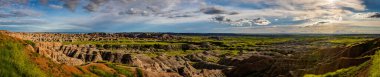 Badlands Ulusal Parkı Güney Dakota 'nın güneybatısında yer almaktadır ve yaklaşık 400 mil karelik keskin aşınmış kalçalar ve zirveler ile ABD' deki en büyük bozulmamış karışık çim çayırlarıdır..