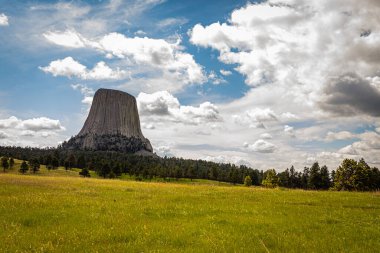 Joyner Ridge Trailhead 'den Wyoming, Hulett yakınlarındaki Devil' s Tower Ulusal Anıtı 'nın panoramik görüntüsü..