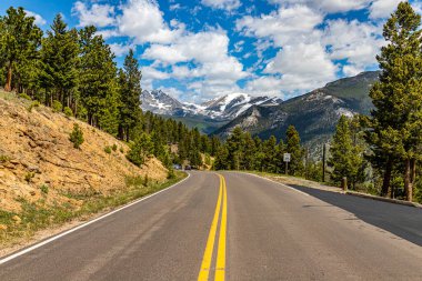 Fall River Road 'dan Colorado' daki Rocky Dağı Ulusal Parkı 'nın panoramik görüntüsü..