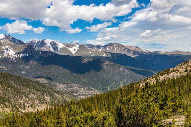 Colorado 'daki Rocky Dağı Ulusal Parkı' nın Trail Ridge Yolu 'ndan panoramik bir görüntüsü..