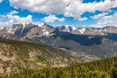Colorado 'daki Rocky Dağı Ulusal Parkı' nın Trail Ridge Yolu 'ndan panoramik bir görüntüsü..
