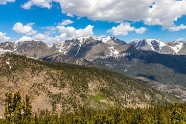 Colorado 'daki Rocky Dağı Ulusal Parkı' nın Trail Ridge Yolu 'ndan panoramik bir görüntüsü..