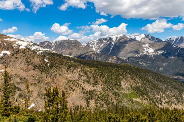 Colorado 'daki Rocky Dağı Ulusal Parkı' nın Trail Ridge Yolu 'ndan panoramik bir görüntüsü..